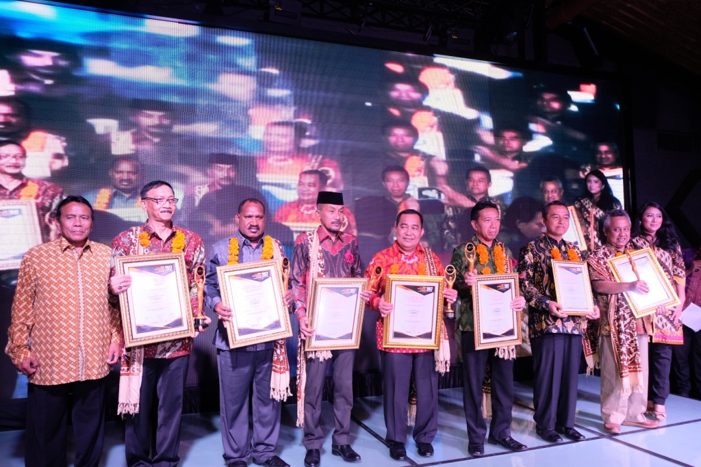 Bupati Puncak Raih Penghargaan Top Regent of The Year 2017